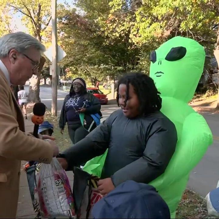 Hillcrest Avenue shines again as one of Louisville’s top Halloween destination